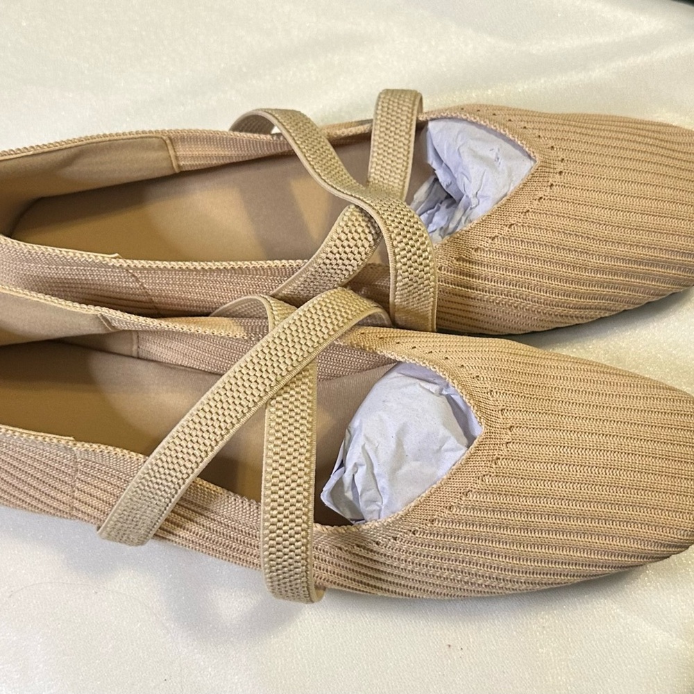 Elegant Tan Women's Ballet Flats - 7.5 Wide (BRAND NEW IN BOX!)